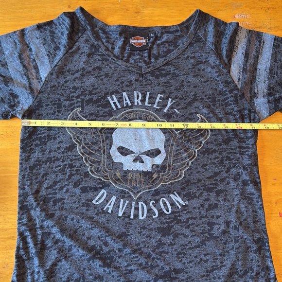 Harley Davidson women’s v-neck shirt. Size Medium - Picture 6 of 8